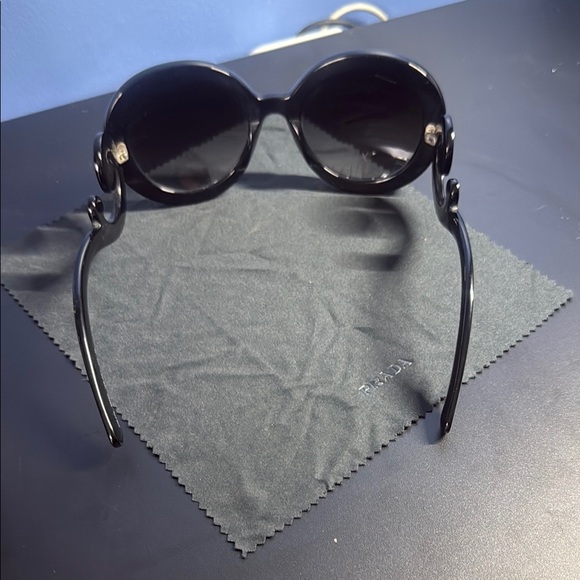 Prada Black Oversized Sunglasses - Picture 4 of 5